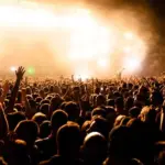 Torna la Notte Bianca a Seveso 2026: musica anni ’90, negozi aperti e il dj di Radio 105 in piazza