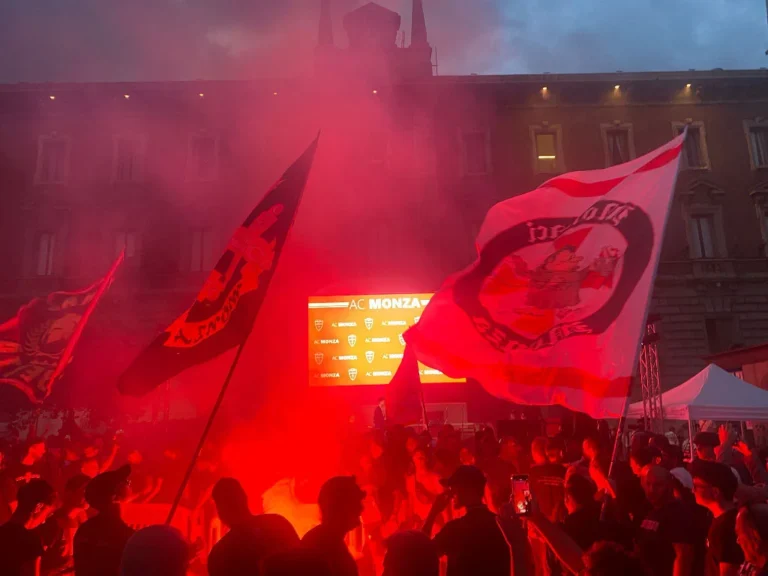 Il Monza abbraccia i tifosi in centro: stasera la presentazione con Juric e i nuovi acquisti 5 presentazione monza tifosi 1